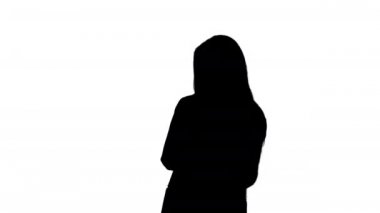 Güzel siyahi iş kadını telefonuyla mesaj atıyor ve gülümsüyor, Alpha Channel.