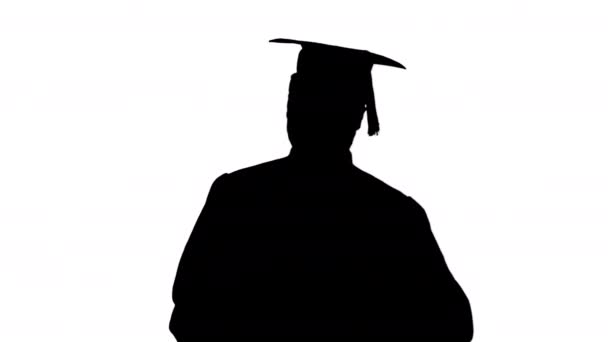 Silhouette Happy afroamericano estudiante masculino en bata de graduación tomando selfies telefónicos con su diploma. — Vídeos de Stock