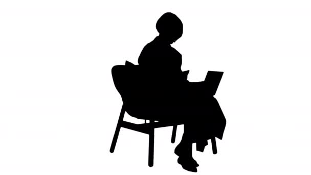 座っている間にラップトップを使用してSilhouetteシニア女性. — ストック動画