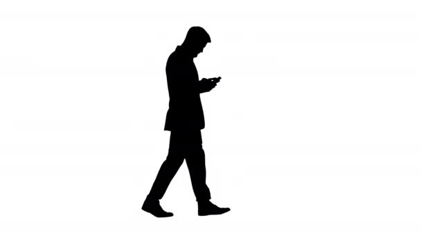 Caminante hombre de negocios y mensajería de texto, Alpha Channel — Vídeos de Stock
