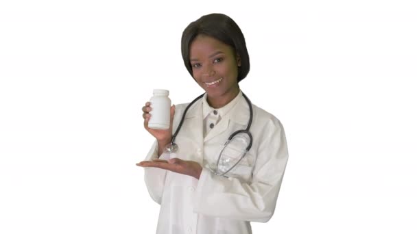 笑顔アフリカ系アメリカ人女性医師とともに聴診器広告医学上の白い背景. — ストック動画