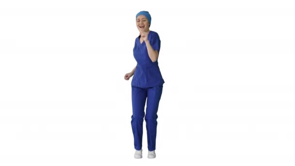 Médico sonriente en uniforme azul bailando y animando sobre fondo blanco. — Vídeos de Stock