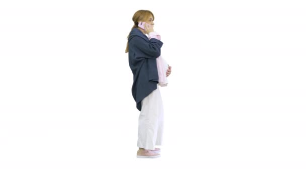Atractiva mujer embarazada haciendo una llamada telefónica y sosteniendo su barriga sobre fondo blanco. — Vídeo de stock
