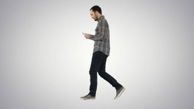 Eğilim üzerine tablette yürüyen ve çalışan kendine güvenen ciddi bir adam.