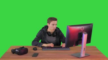 Kendine güvenen oyuncu kameraya bakıyor. Yeşil Ekran 'da çapraz eller, Chroma Key..