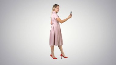 Sevimli, tatlı, muhteşem, çekici, yakışıklı, iyi görünümlü.