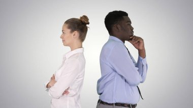 Güzel ve yakışıklı adam sırt sırta durarak poz değiştiriyor.