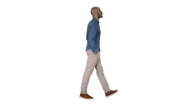 Model modelinin beyaz arka planda elleri ceplerinde yürüdüğünden emin..