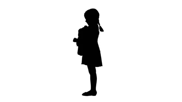 Silhouette Kleines Mädchen im gepunkteten Kleid umarmt Teddybär rea — Stockfoto