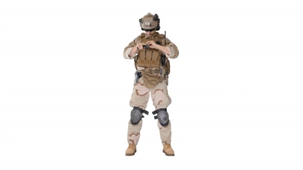 Marine in militair uniform controleren revolver pistool op witte achtergrond. — Stockvideo
