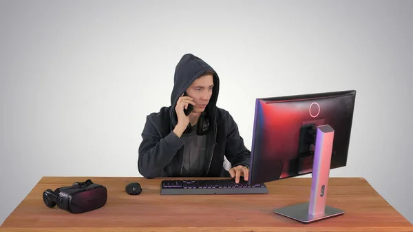 Experienced hacker answers someones call on gradient background. — Stock Photo, Image