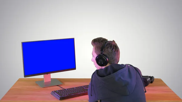 Professional Gamer Looking At His Personal Computer on gradient — Stock Photo, Image