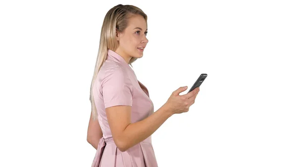 Mujer feliz seleccionando contenido en línea en un teléfono inteligente en blanco —  Fotos de Stock