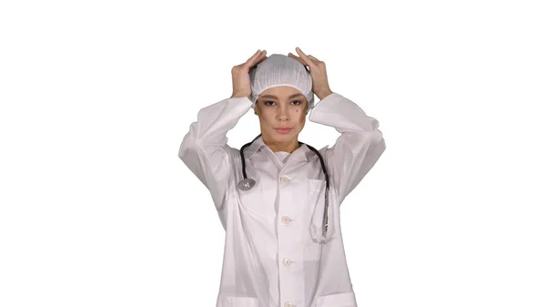 Médecin avec stéthoscope mettant chapeau médical ou casquette sur — Photo