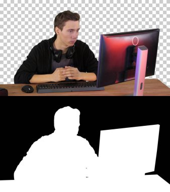 Ciddi oyuncu bilgisayar başında oturmuş, Alfa Kanalı 'nda maç izliyor.