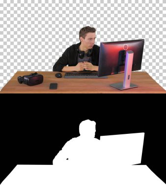 Ciddi oyuncu bilgisayar başında oturmuş, Alfa Kanalı 'nda maç izliyor.