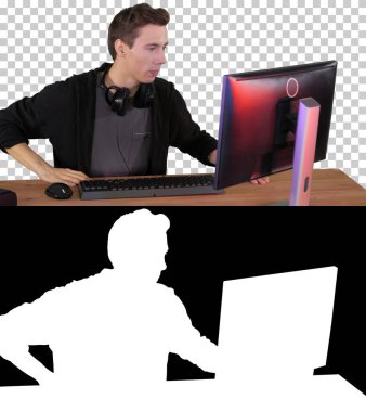 Sinirli adam bilgisayar üzerinden video oyunu izliyor, Alpha Channel.