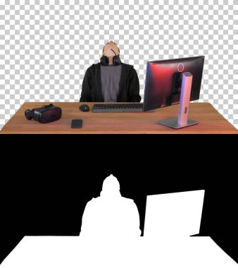 Online oyun izlerken hayal kırıklığı yaratan üzgün oyuncu, Alph