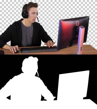 Kulaklıklı oyuncu bilgisayarda video oyunu oynuyor ve kazanıyor.