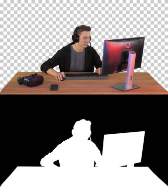 Profesyonel Oyuncu Bilgisayarında Video Oyunu ve Yorumları Oynar