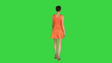Yeşil Ekranda Turuncu Dans Eden Kız SunDress, Chroma Key.