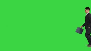Zaman yönetimi başarısızlığı Mutlu dans eden iş adamı toplantıya geç kalmaya başladı. Acele iş konsepti Yeşil Ekran, Chroma Key 'de.