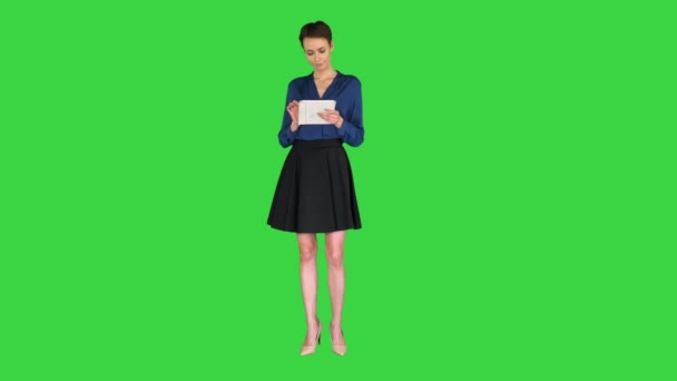 緑の画面、クロマキーのデジタルタブレット上で働くビジネスマンの女性. — ストック動画