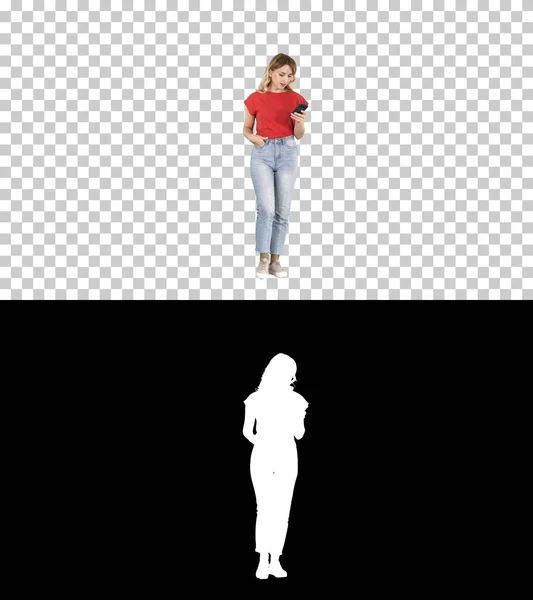 Blond kvinna sms:ar med sin smarta telefon gående, Alpha Channel — Stockfoto
