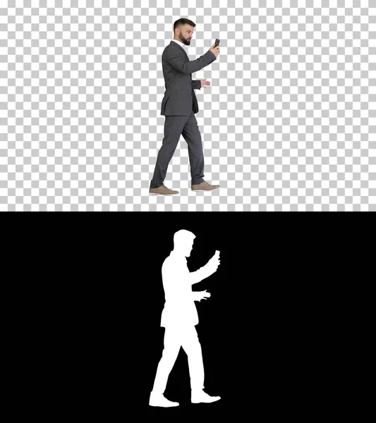 Snygg affärsman gå och spela in vlog på sin telefon, Al — Stockfoto