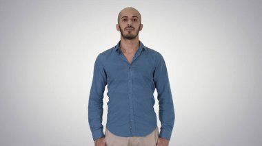 Katı Arap adam B gradyanındaki kameraya bakıyor.