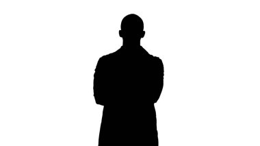 Siluet. Ciddi Arap doktor. Kollarını çapraz yapmış olgun bir erkek..