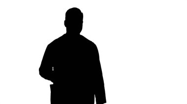 Siluet Mutlu doktor ona yakın bir şey gösteriyor ve gülümsüyor.