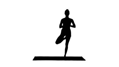 Siluet Güzel gülümseyen mutlu genç kadın yoga egzersizi yapıyor.