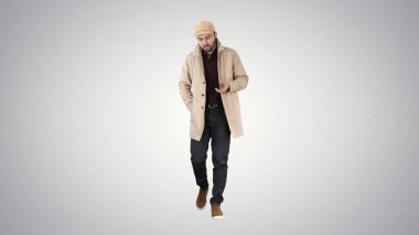 Düşünceli bir görünüş. B gradyanı üzerinde yürüyen ve kendi kendine konuşan bir adam.