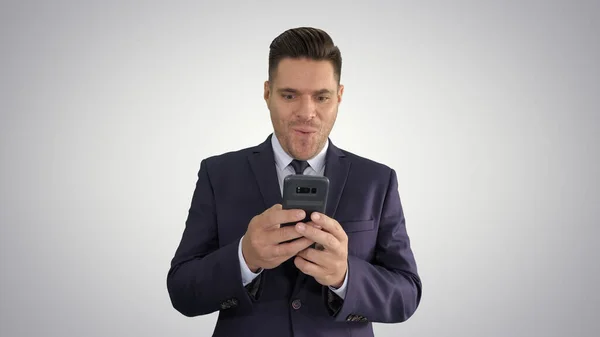 ビジネスマンは驚きの表情でスマートフォンを見てgr. — ストック写真