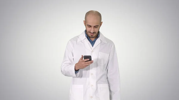 Homme arabe médecin textos message au téléphone tout en marchant sur g — Photo