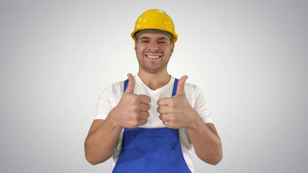 Empreiteiro construtor surpreendente está mostrando polegares para cima feliz sobre resul — Fotografia de Stock