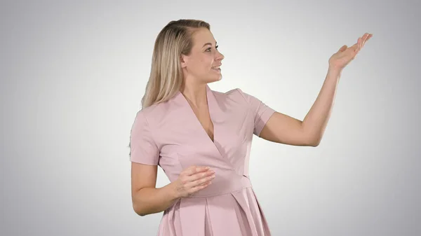 Podekscytowana piękna młoda kobieta w różowej sukience rozmawia z kamerą na — Zdjęcie stockowe