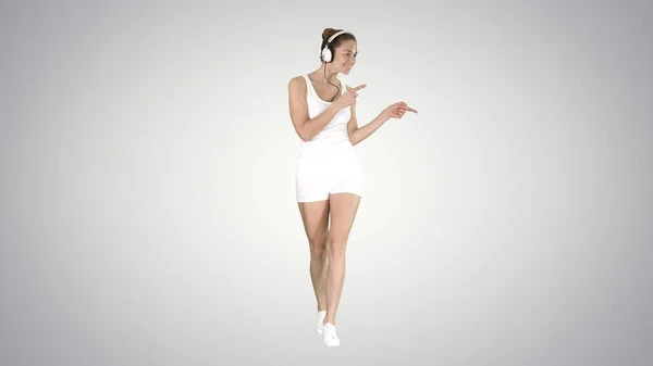 Affascinante ragazza fitness a piedi e ascoltare musica su pendenza ba — Foto Stock