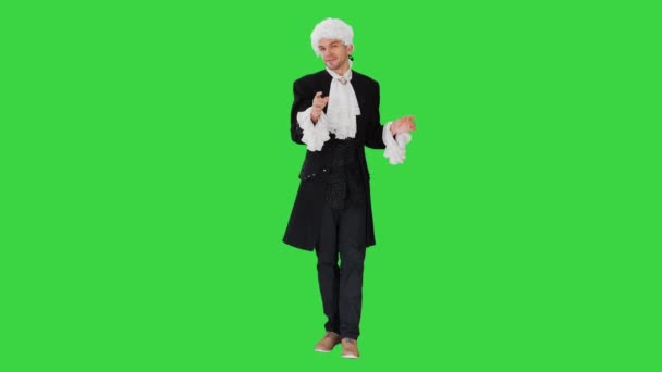 Hombre con un vestido a la antigua y una peluca blanca hablando y renunciando con las manos mirando teatralmente a la cámara en una pantalla verde, Chroma Key. — Vídeos de Stock