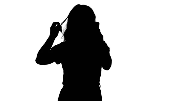 Silhouette A素晴らしいです若いです女性まっすぐ彼女の髪見ますザ · th — ストック写真