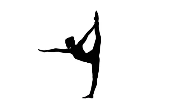 Sziluett jóga póz, nő csinál nyújtózkodó láb, láb split. — Stock Fotó