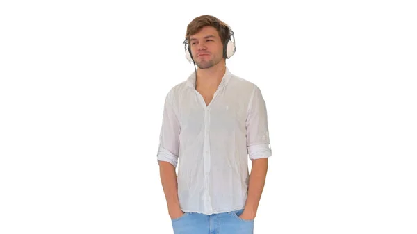 Casual νεαρός άνδρας με ακουστικά ακούγοντας μουσική και απολαμβάνοντας i — Φωτογραφία Αρχείου