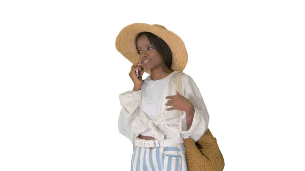Bastante joven afroamericana mujer en un sombrero de paja hablando en él — Foto de Stock