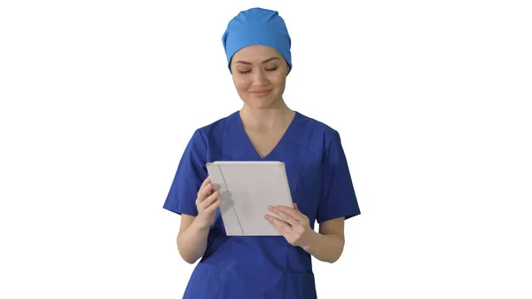 Souriant infirmière utilisant tablette ordinateur marche et à la recherche d'un — Photo