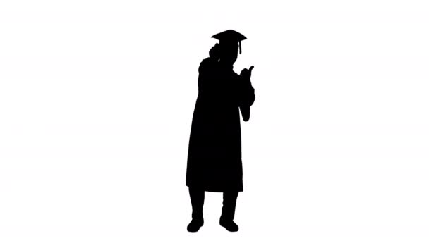 Silhouette Emocionado estudiante afroamericano masculino en bata de graduación renunciando a su diploma y posando para la cámara. — Vídeos de Stock