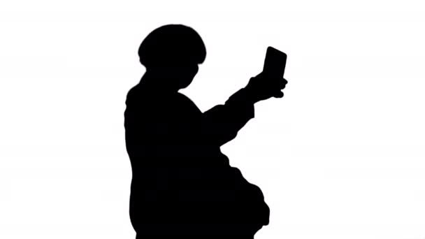 Mutlu genç hamile kadın selfie çekiyor, Alfa Kanalı. — Stok video