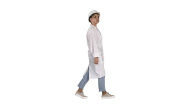 Mühendis inşaat işçisi kadın yürürken komik surat yapıyor.