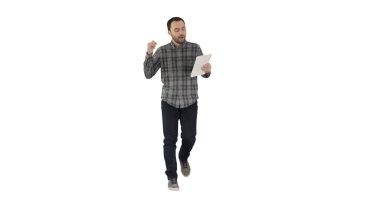 Tabletle günlük yürüyüşler yapan ve video konferans aracılığıyla konuşan adam.
