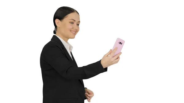 Mujer joven en un traje que tiene videollamada de negocios en su teléfono o —  Fotos de Stock
